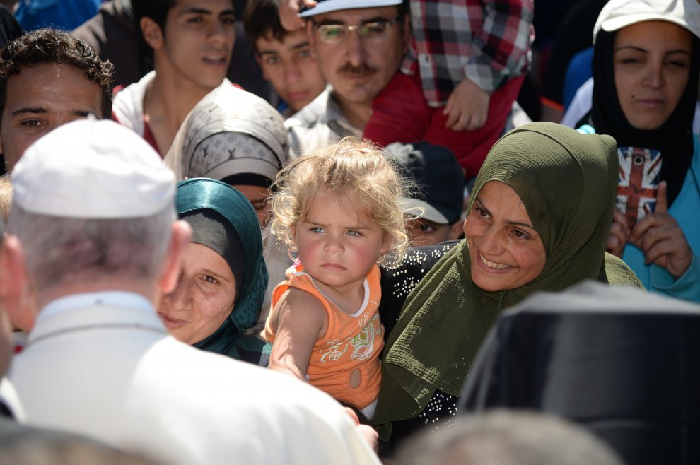  Francisco se lleva al Vaticano a tres familias sirias refugiadas