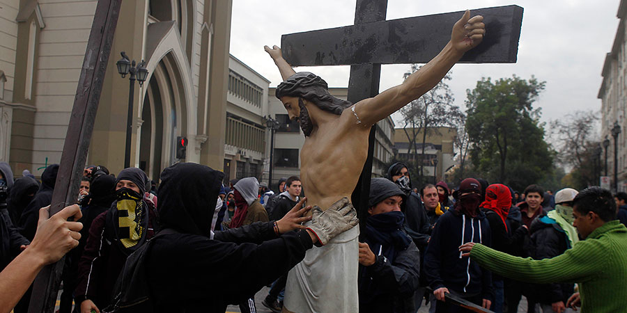  Encapuchados destruyen crucifijo de la Iglesia de la Gratitud Nacional