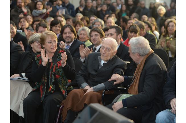  Emotiva entrega del Premio Nacional de DDHH a P. José Aldunate