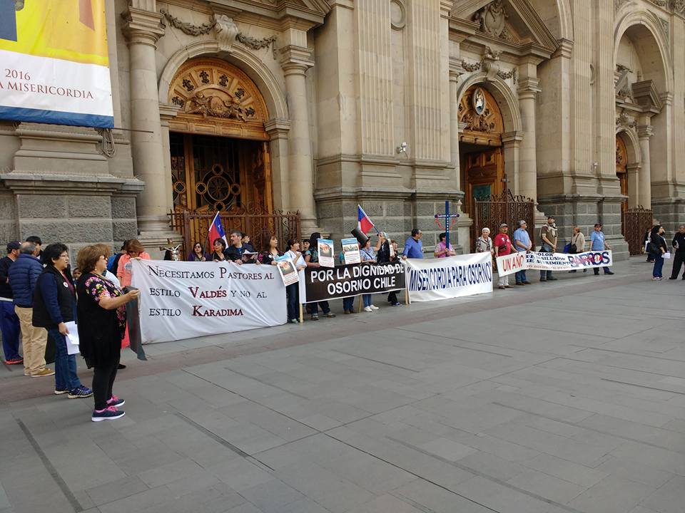  Laicos de Osorno protestan en Santiago