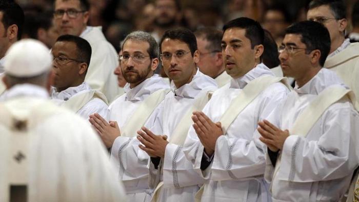  Francisco: “Que los sacerdotes tengan la valentía de la pobreza”