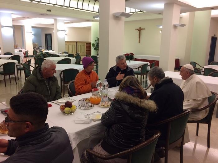  El Papa desayuna con personas “sin techo” en el día de su Cumpleaños