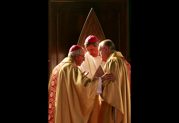  Sacerdote denuncia que Obispo Barros tiene los mismos rasgos que Karadima