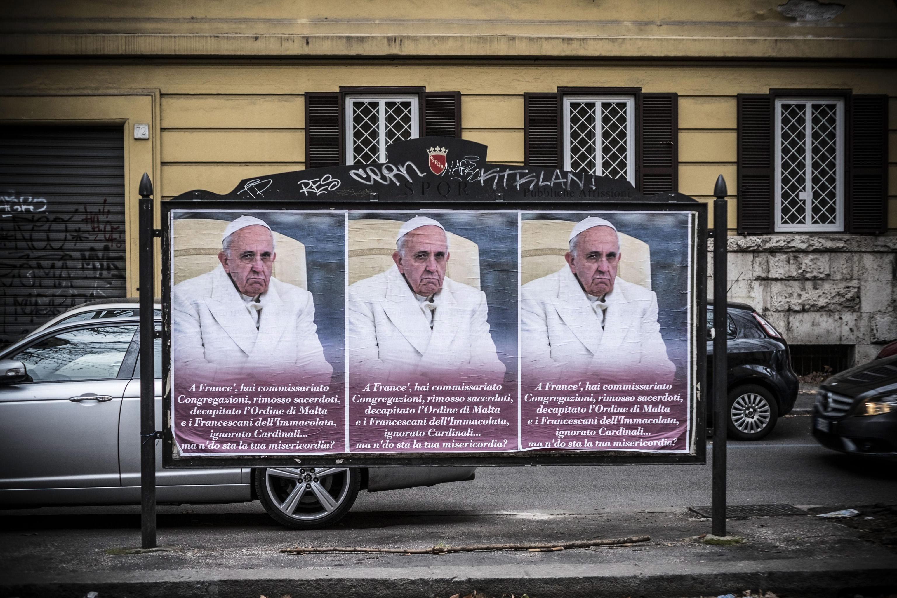  Afiches anónimos contra el Papa en Roma