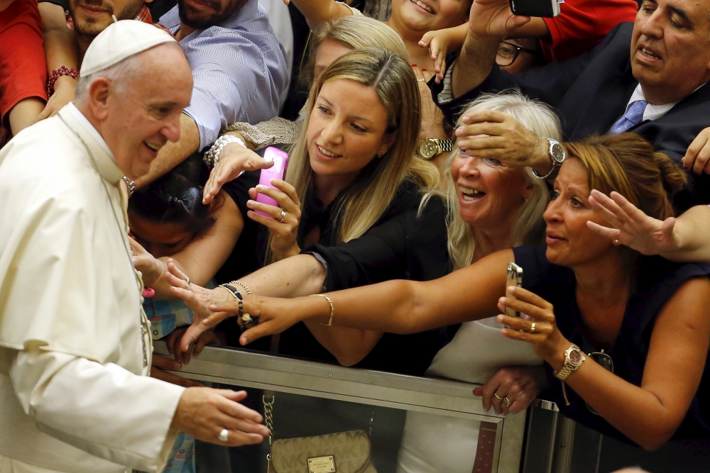  Crítica participación de la mujer en la Iglesia