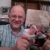 Foto-con-el-libro-en-las-manos-1-165x165