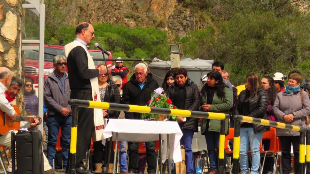  Obispo de Aysén presidió Eucaristía en memoria de los mineros atrapados en Chile Chico