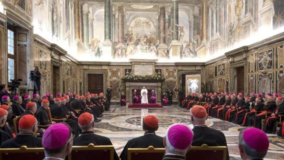  El Papa pide a la Curia superar la lógica de los complots