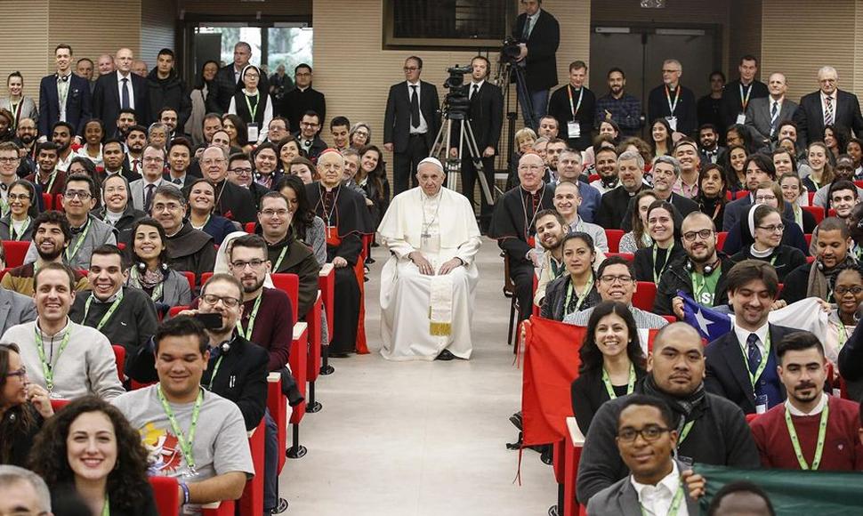  Jóvenes de América Latina le piden al Papa que siga «haciendo lío»