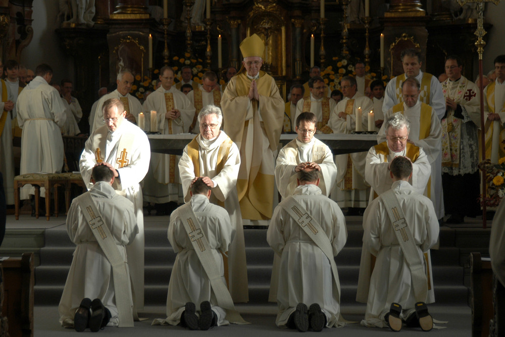  Vaticano se abre para discusión sobre curas casados