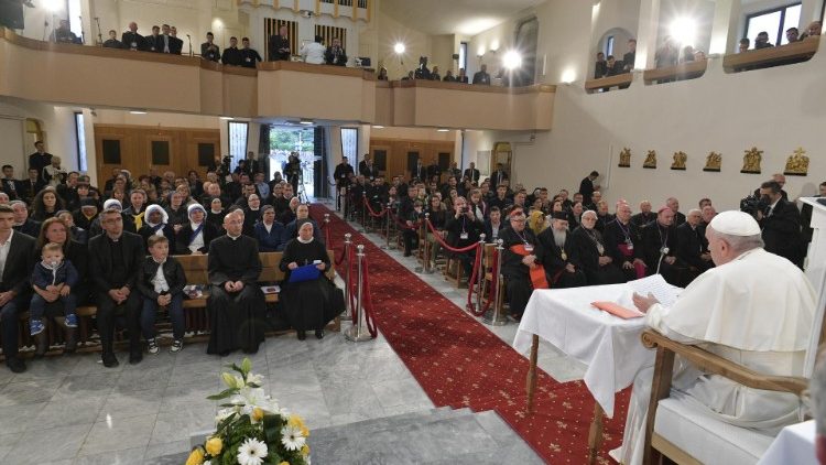  El Papa Francisco con los sacerdotes y religiosas de Macedonia