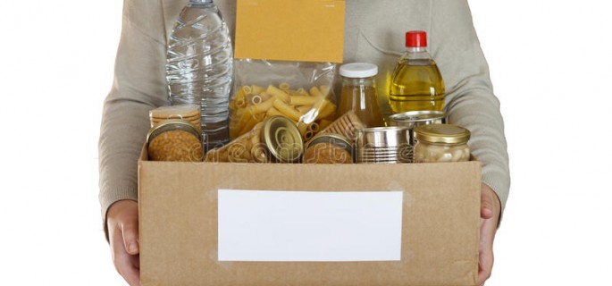 alimento-em-uma-caixa-da-doação-88216010