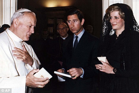  La Reina les prohibió participar en la Misa con el Papa Wojtyla