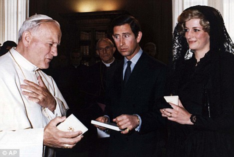 La Reina les prohibió participar en la Misa con el Papa Wojtyla