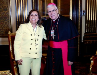 La presidenta de Perú recibe al arzobispo de Lima