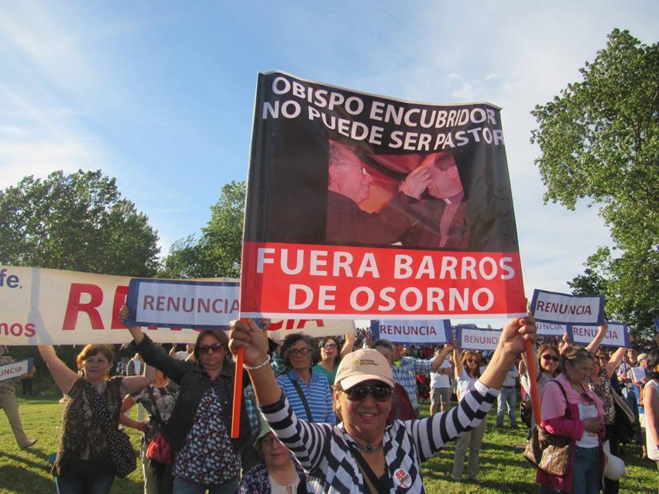  Laicos de Osorno protestaron durante acto oficiado por obispo Barros