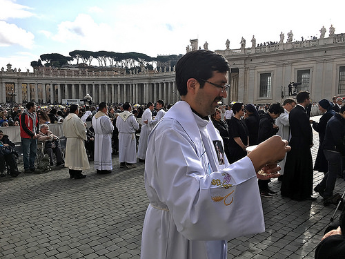 El cura que me negó la Comunión en la mano en el Vaticano