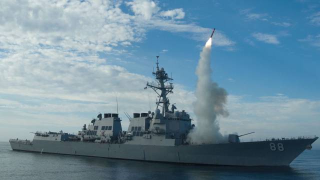  Estados Unidos ataca con misiles al Ejército sirio