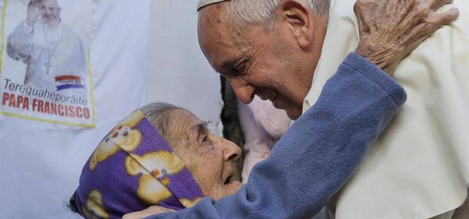 Papa-con-anciana-en-Paraguay-EFE