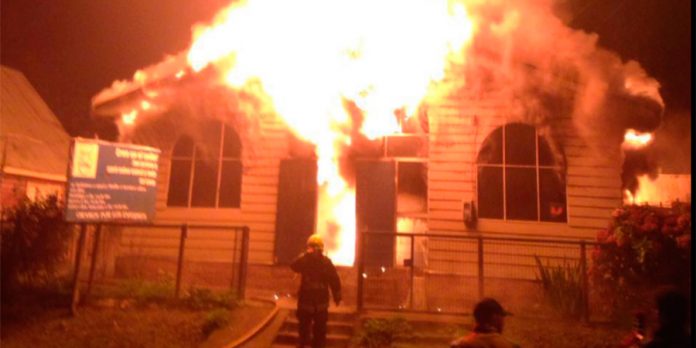 El Dios que no queman los incendios de los templos