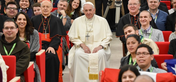Roma, 19.03.18. Papa Francisco posa con los jóvenes participantes de la reunión pre-sinodo.
Foto: Víctor Sokolowicz