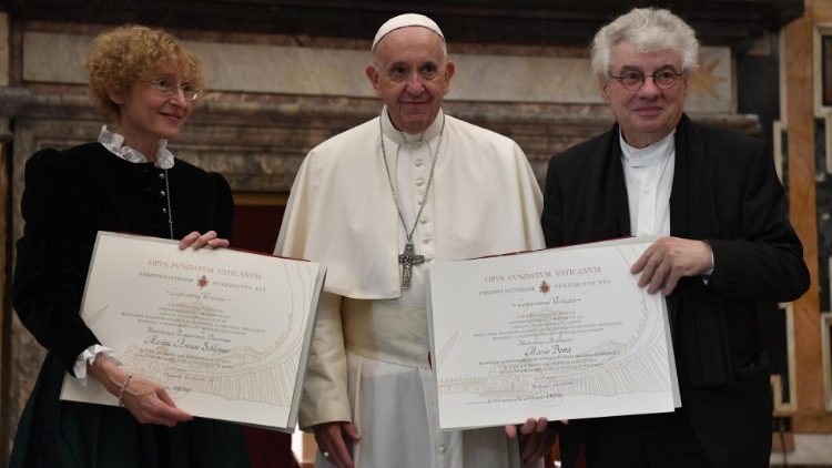  Papa entrega galardón a la teóloga Marianne Schlosse