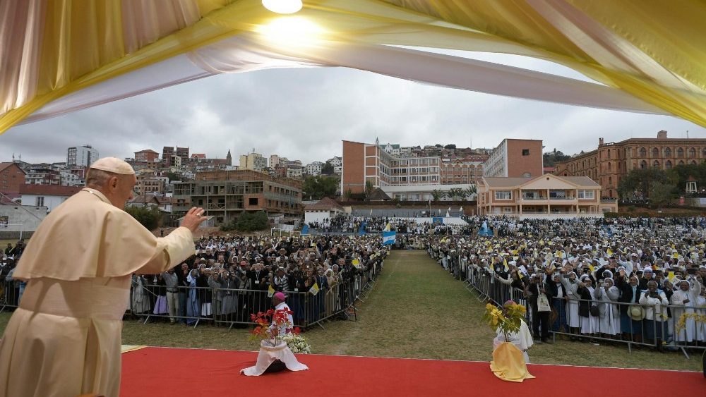  “Dichosa Iglesia de los pobres y para los pobres…”