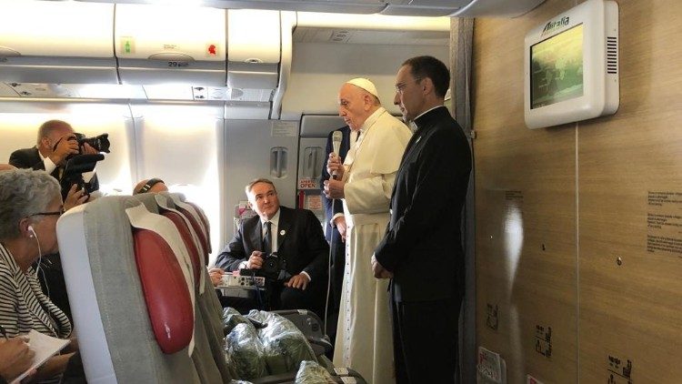  Papa Francisco en el vuelo a África