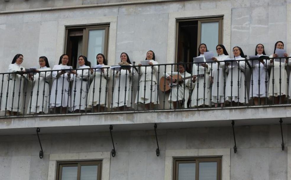 Asomarse a los balcones y dar las gracias