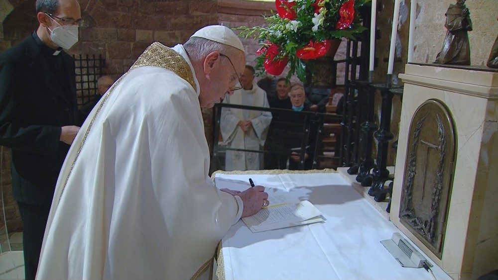  Sobre la tumba de San Francisco el Papa firma “Fratelli Tutti”