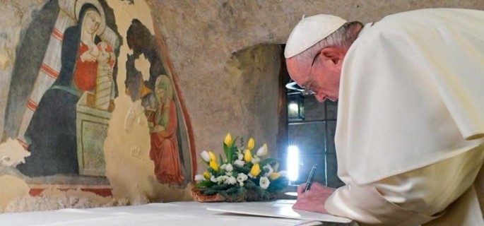 francisco-firma-en-asis-su-tercera-enciclica-fratelli-tutti-1xar